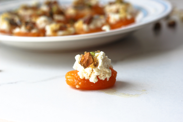 apricot ,whipped feta, and pistachio bites-itsmyhappyhour.com