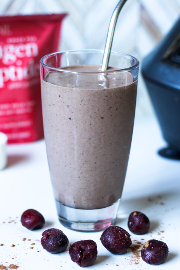 chocolate cherry collagen smoothie-itsmyhappyhour.com