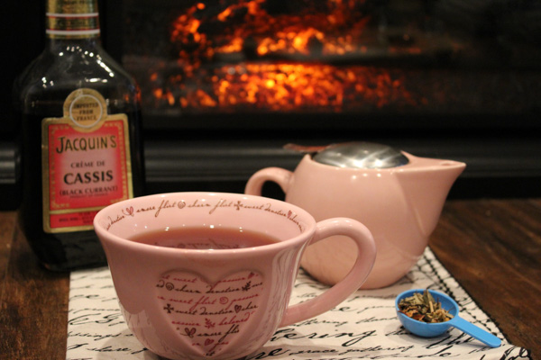 spiked hot berry tea-itsmyhappyhour.com